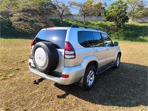 Land Cruiser Prado photograph 5
