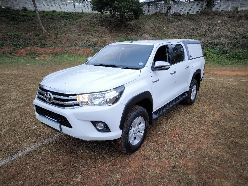 2016 Toyota Hilux 2.8 GD-6 Raider 4x4 Double Cab Auto in white