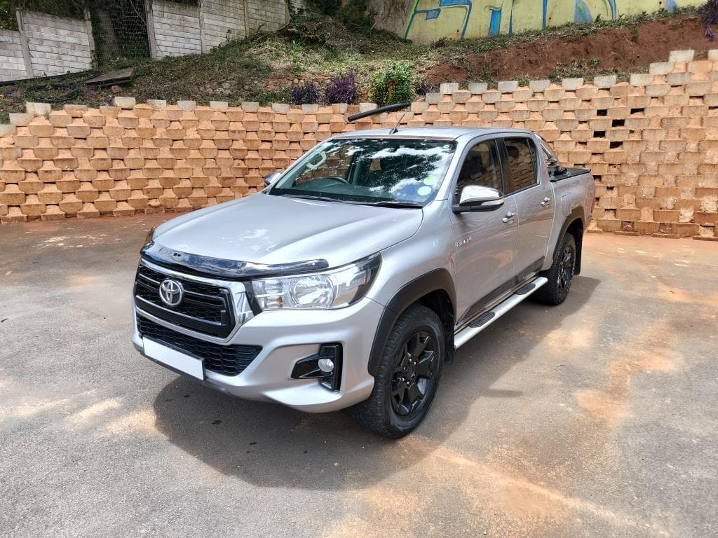 2017 Toyota Hilux 2.8 GD-6 Raider 4x4 Double Cab Auto in silver