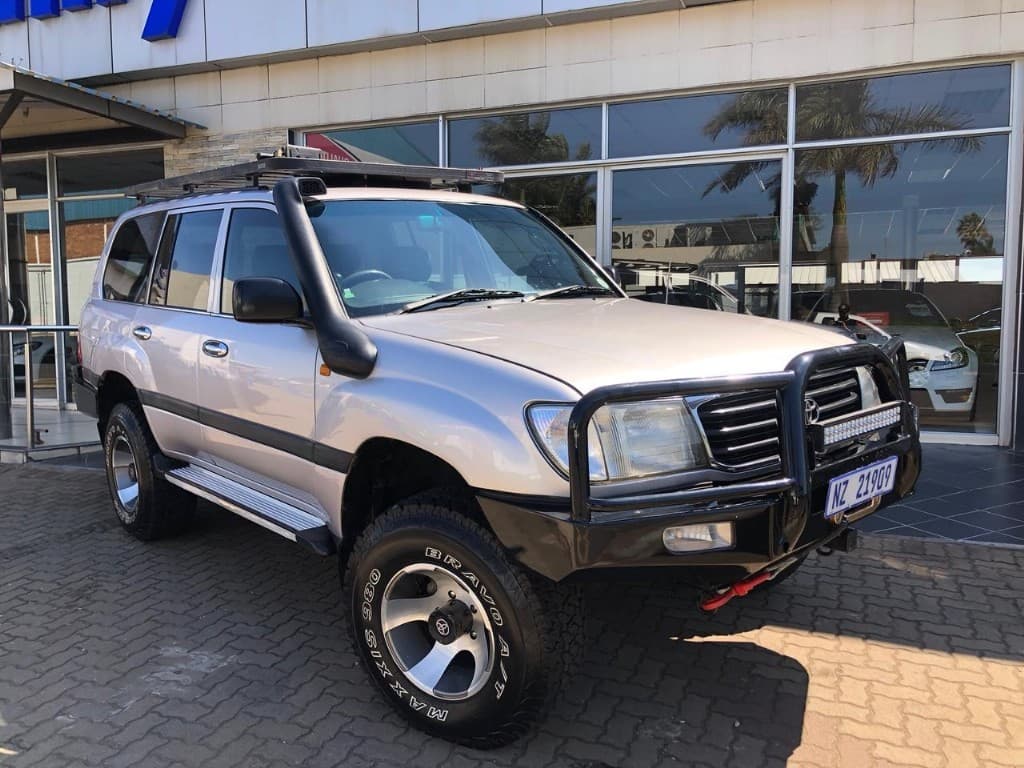 2000 Toyota Land Cruiser 100 GX P in silver